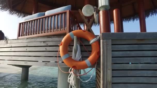 Pátio de praia ou terraço com boia salva-vidas em água do mar — Vídeo de Stock
