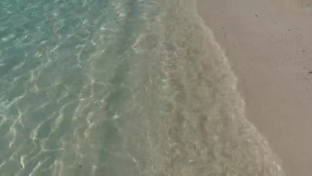 Θαλασσινό νερό πιτσίλισμα στην παραλία — Αρχείο Βίντεο