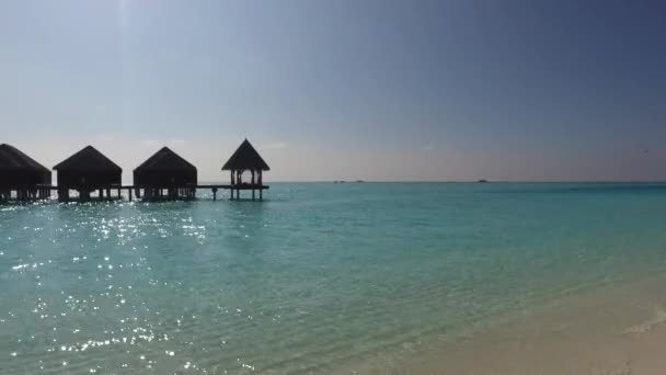 Cabañas bungalow en el mar en la playa del complejo tropical — Vídeo de stock