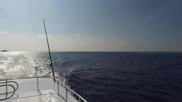 Cubierta de velero o yate navegando en el mar — Vídeo de stock