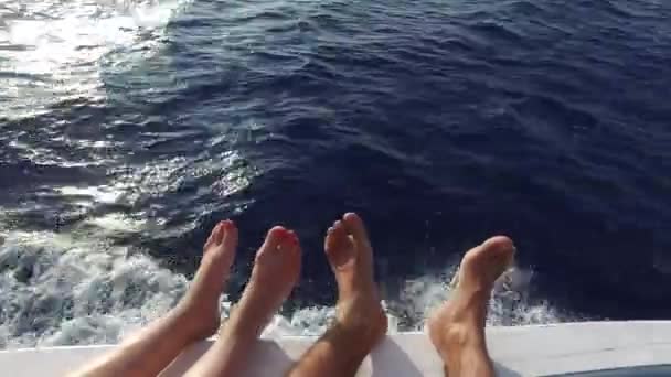 Ноги на палубі вітрильника або яхти, що пливе в морі — стокове відео