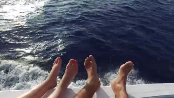 Pieds sur le pont du voilier ou yacht naviguant en mer — Video