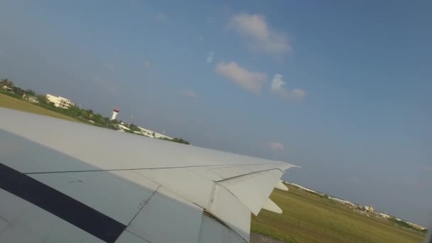Flygeln av flygplan samla hastighet på bana — Stockvideo