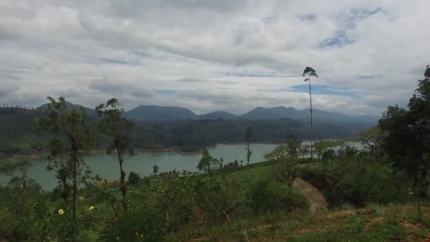 Blick von den Hügeln auf See oder Fluss — Stockvideo