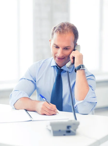 Przystojny biznesmen rozmawiający przez telefon — Zdjęcie stockowe