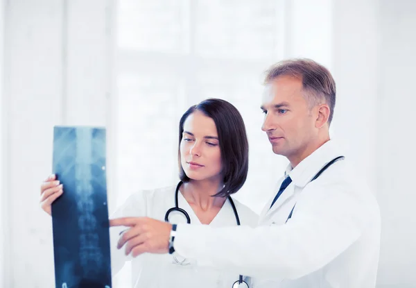 Two doctors looking at x-ray — Stock Photo, Image