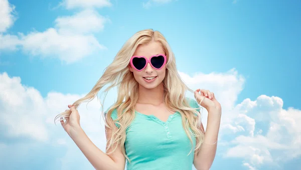 Feliz joven mujer en forma de corazón gafas de sol —  Fotos de Stock