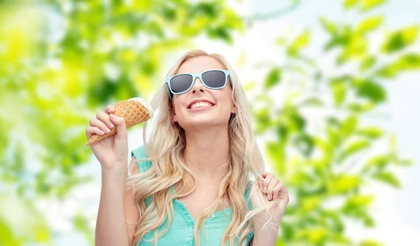 Jovem feliz em óculos de sol comer sorvete — Fotografia de Stock