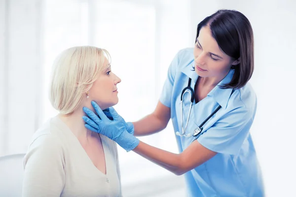 Cirujano plástico o médico con paciente — Foto de Stock