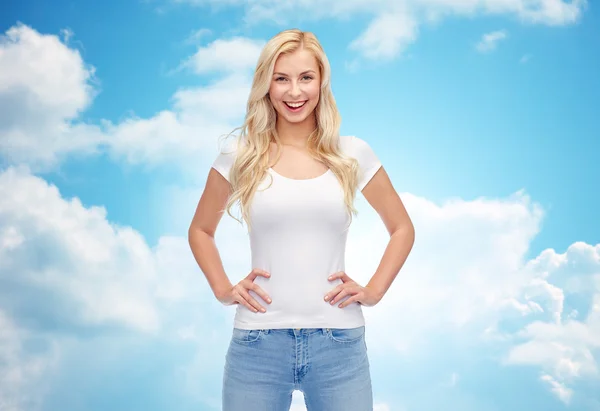 Feliz joven mujer o adolescente chica en camiseta blanca —  Fotos de Stock