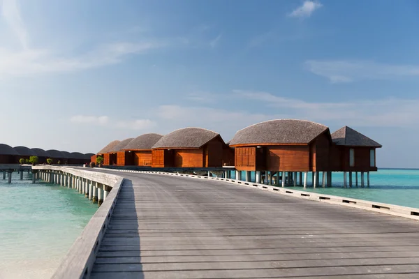 Deniz suyu egzotik resort Beach bungalov kulübeleri — Stok fotoğraf