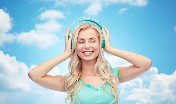 Feliz joven mujer o adolescente con auriculares — Foto de Stock