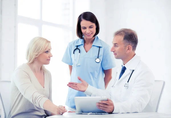 Arzt und Krankenschwester mit Patient im Krankenhaus — Stockfoto