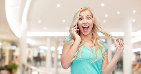 Lachende jonge vrouw belt op smartphone — Stockfoto