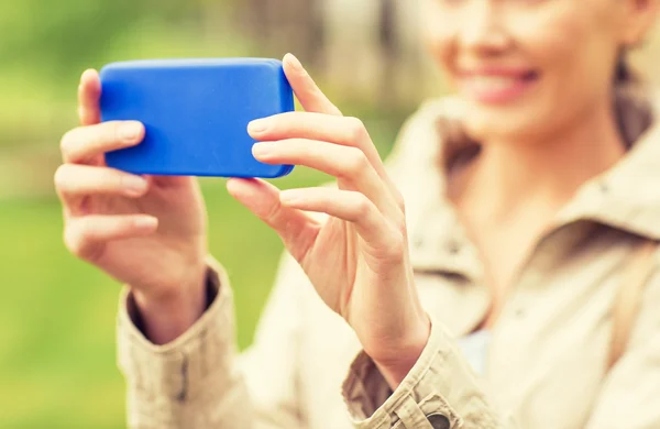 Primo piano della donna scattare foto con smartphone — Foto Stock