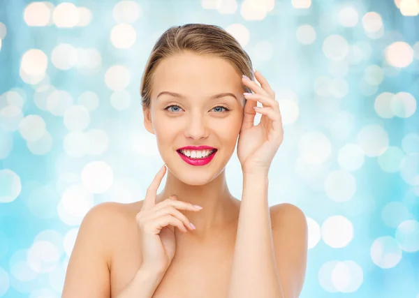 Joven sonriente con lápiz labial rosa en los labios — Foto de Stock