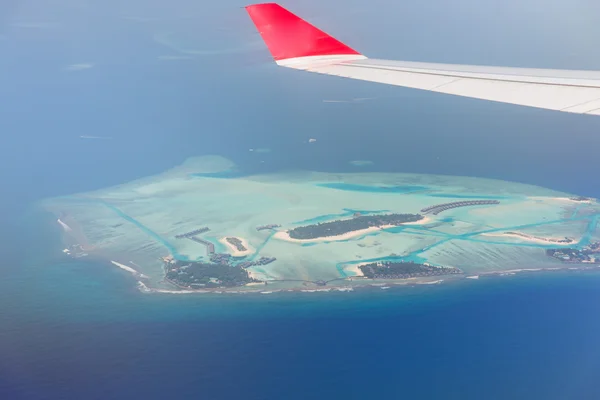 Närbild av flygplansvinge ovanför ön i havet — Stockfoto