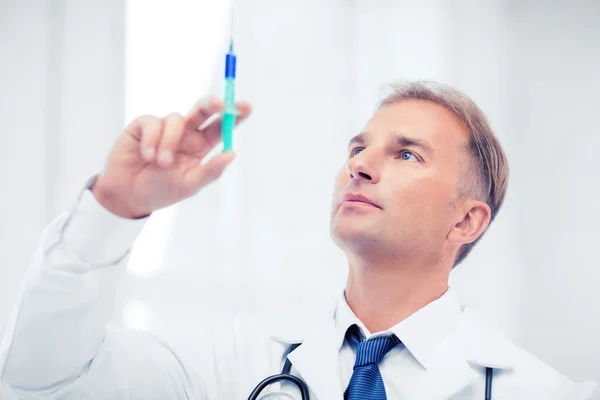 Médico masculino segurando seringa com injeção — Fotografia de Stock