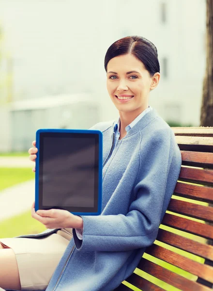 Sonriente mujer de negocios con tablet pc en la ciudad —  Fotos de Stock