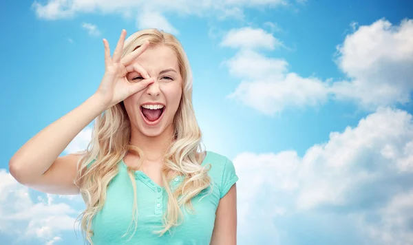 Mujer joven haciendo gesto de la mano ok — Foto de Stock