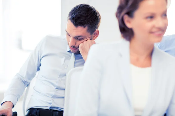 Uomini d'affari stanchi che dormono in conferenza — Foto Stock