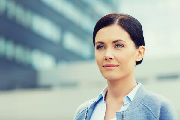 Junge lächelnde Geschäftsfrau über Bürogebäude — Stockfoto