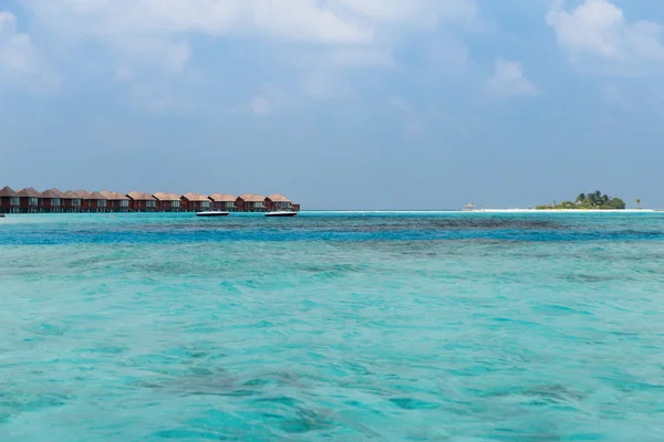 Καλύβες μπανγκαλόου στο νερό της θάλασσας στην παραλία εξωτικό θέρετρο — Φωτογραφία Αρχείου