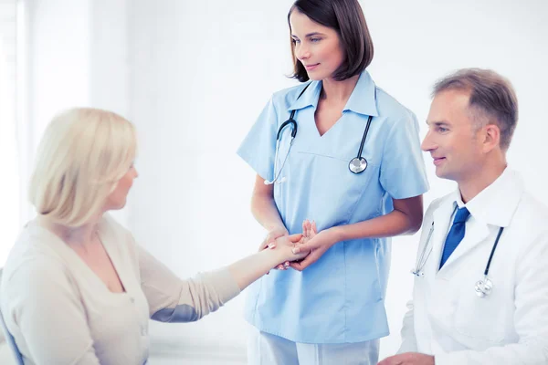 Nurse with patient measuring pulse — Stock Photo, Image