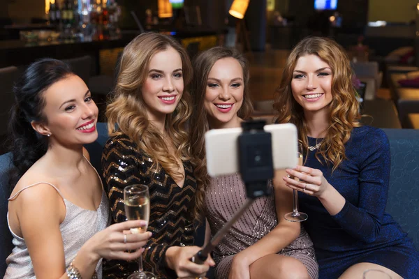 Mulheres com smartphone tirando selfie no clube noturno — Fotografia de Stock