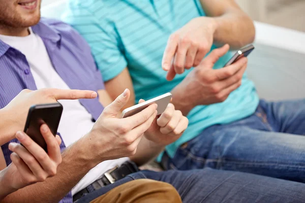 Nahaufnahme glücklicher Freunde mit dem Smartphone zu Hause — Stockfoto