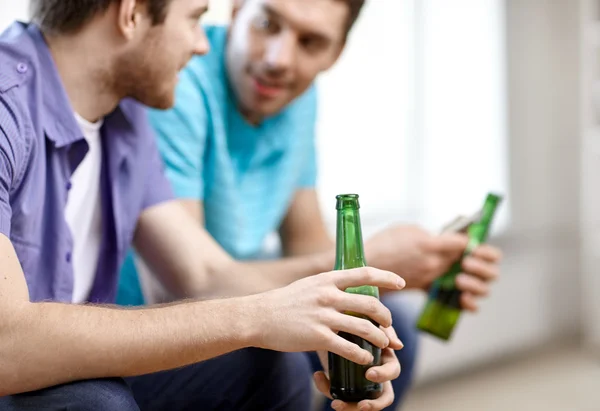 Närbild på manliga vänner dricker öl hemma — Stockfoto