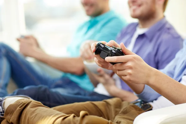 Close up de amigos jogando jogos de vídeo em casa — Fotografia de Stock