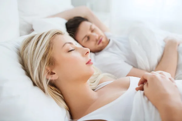 Feliz pareja durmiendo en la cama en casa —  Fotos de Stock