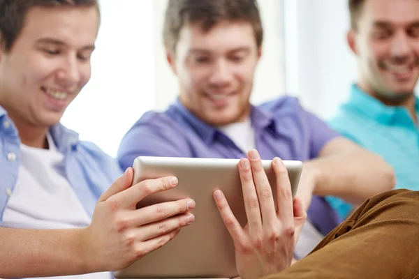 Primer plano de amigos felices con la tableta PC en casa —  Fotos de Stock