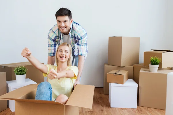 Casal feliz se divertindo com caixas em nova casa — Fotografia de Stock