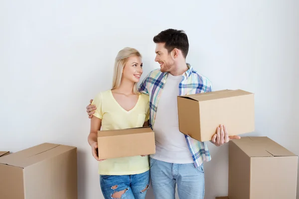 Sonriente pareja con grandes cajas moviéndose a nuevo hogar —  Fotos de Stock