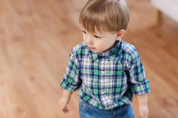 幸せの小さな赤ちゃん男の子、自宅 — ストック写真