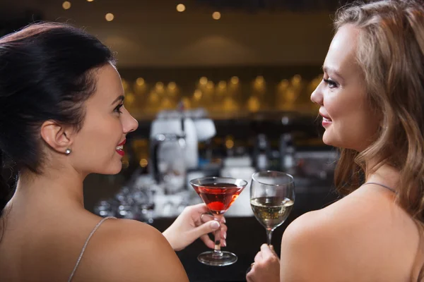 Счастливые женщины с напитками в баре ночного клуба — стоковое фото