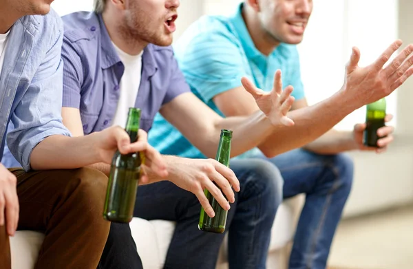 Amici maschi felici con birra guardando la tv a casa — Foto Stock