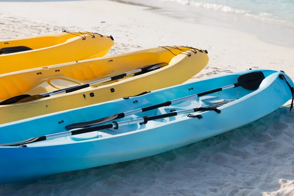 Canoas o kayaks en la playa de arena —  Fotos de Stock