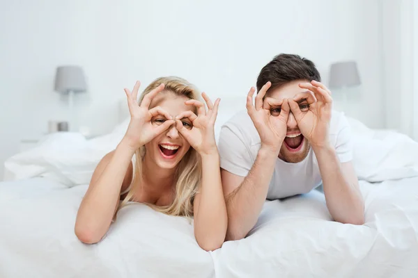 Gelukkige paar liggend in bed thuis — Stockfoto