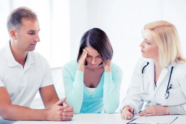 Doctor with patients in cabinet Royalty Free Stock Photos