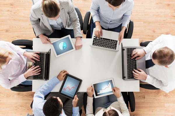 Zakelijke team met laptop en tablet pc — Stockfoto