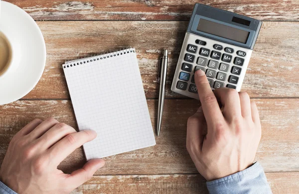 Perto de mãos com calculadora e caderno — Fotografia de Stock