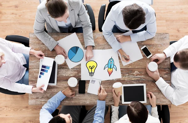 Close-up van zakelijke team met koffie en papieren — Stockfoto