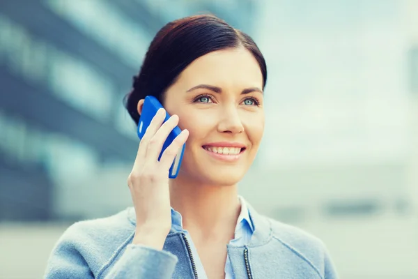 Jonge Glimlachende zakenvrouw opgeroepen smartphone — Stockfoto