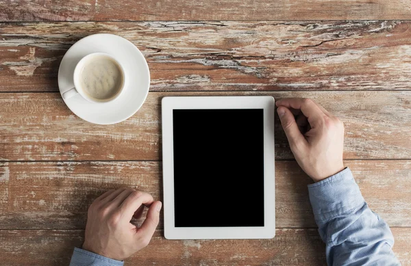 Nahaufnahme männlicher Hände mit Tablet-PC und Kaffee — Stockfoto