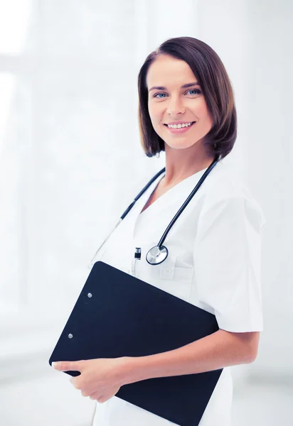 Femme médecin avec stéthoscope — Photo