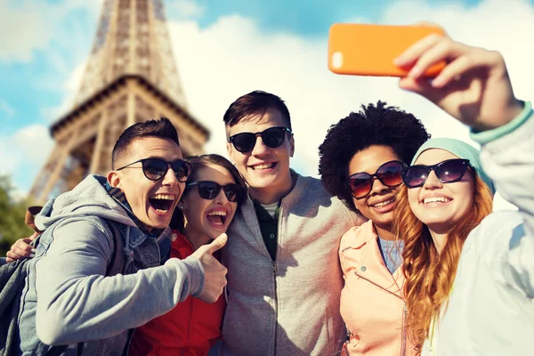 Amici sorridenti scattare selfie con smartphone — Foto Stock