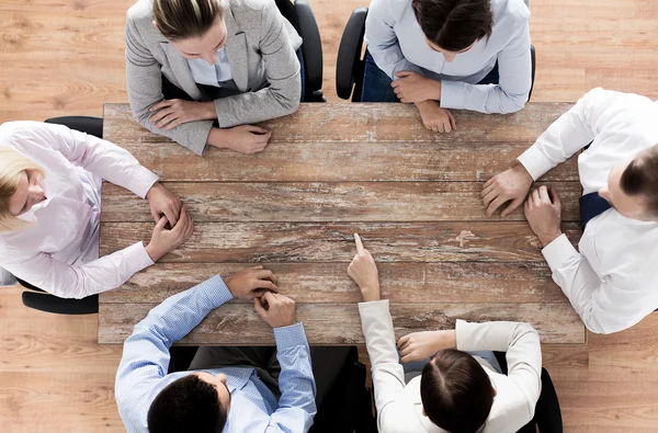 Närbild på business team sitter vid bord — Stockfoto